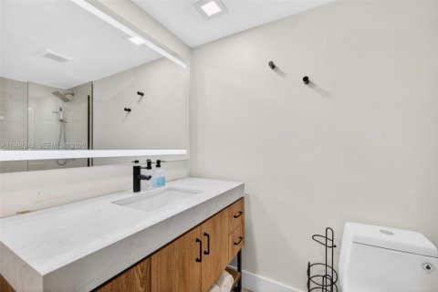 Condo in Hallandale Beach, Florida, 2 bedrooms  № 2066085 - photo 17