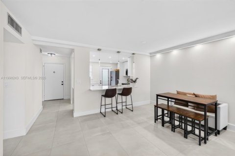 Condo in Hallandale Beach, Florida, 2 bedrooms  № 2066085 - photo 3