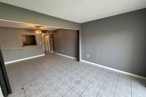 Copropriété à louer à Lauderdale Lakes, Floride: 1 chambre, 74.32 m2 № 1975042 - photo 7