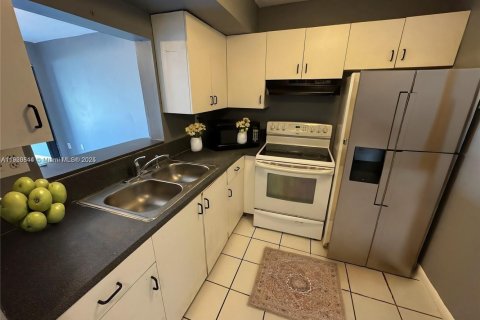 Copropriété à louer à Lauderdale Lakes, Floride: 1 chambre, 74.32 m2 № 1975042 - photo 1