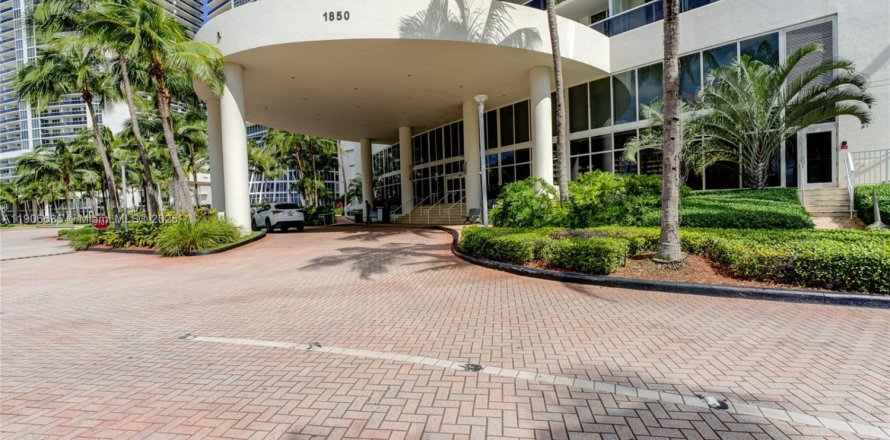 Condominio en Hallandale Beach, Florida, 3 dormitorios № 1963196