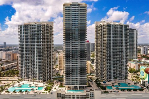 Condominio en alquiler en Hallandale Beach, Florida, 3 dormitorios, 145.95 m2 № 1963196 - foto 3