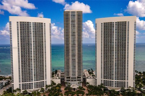 Condominio en alquiler en Hallandale Beach, Florida, 3 dormitorios, 145.95 m2 № 1963196 - foto 2