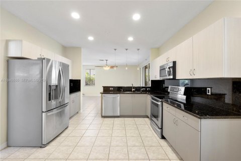 Снять в аренду виллу или дом в Уэстон, Флорида 5 спален, 222.04м2, № 1998229 - фото 14