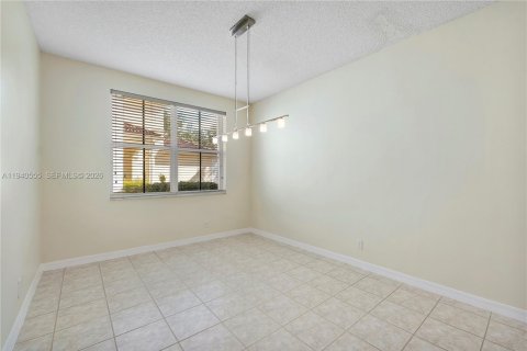 Снять в аренду виллу или дом в Уэстон, Флорида 5 спален, 222.04м2, № 1998229 - фото 9