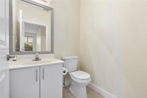 Снять в аренду виллу или дом в Уэстон, Флорида 5 спален, 222.04м2, № 1998229 - фото 21