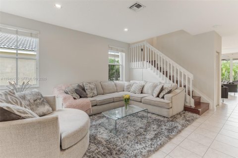 Снять в аренду виллу или дом в Уэстон, Флорида 5 спален, 222.04м2, № 1998229 - фото 7