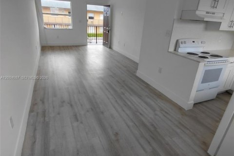 Apartment in Hialeah, Florida 3 bedrooms, 78.69 sq.m. № 2068296 - photo 2
