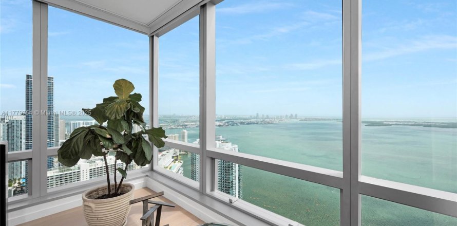 Condo in Miami, Florida, 3 bedrooms  № 2012611