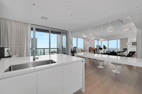 Condo in Miami, Florida, 3 bedrooms  № 2012611 - photo 17