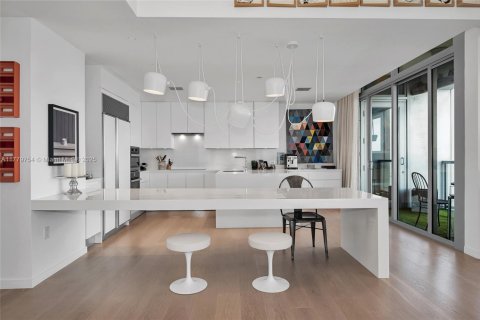 Condo in Miami, Florida, 3 bedrooms  № 2012611 - photo 13