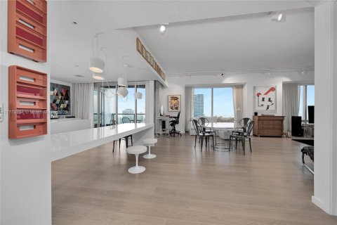 Condo in Miami, Florida, 3 bedrooms  № 2012611 - photo 5