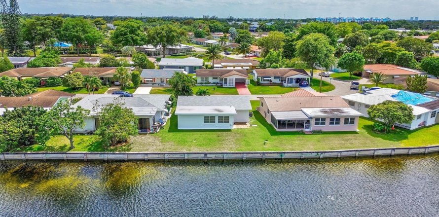 House in Tamarac, Florida 2 bedrooms, 100.52 sq.m. № 1142644