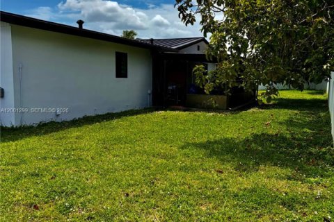 House in Miami, Florida 4 bedrooms, 163.88 sq.m. № 2065547 - photo 17