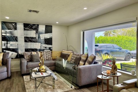 House in Miami, Florida 4 bedrooms, 163.88 sq.m. № 2065547 - photo 3