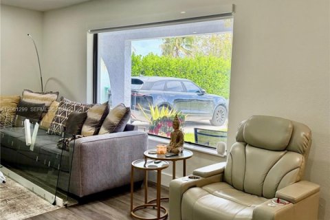 House in Miami, Florida 4 bedrooms, 163.88 sq.m. № 2065547 - photo 4