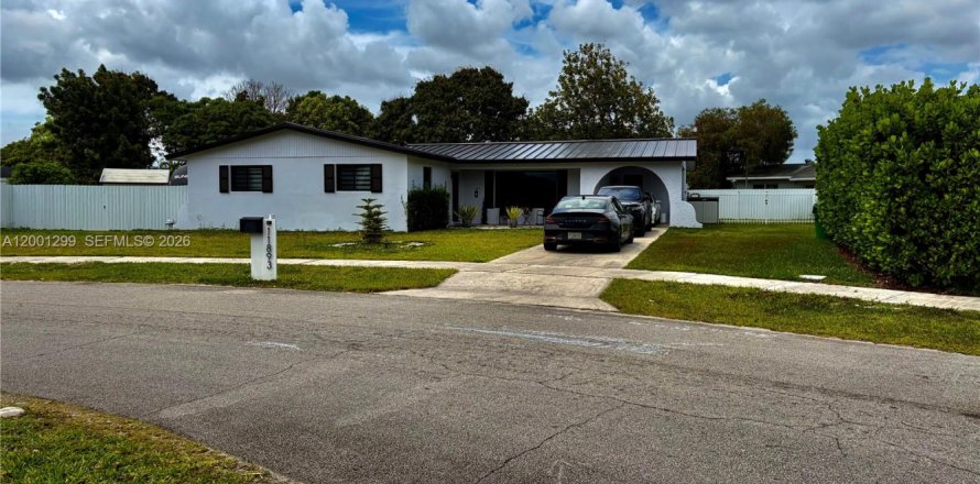 House in Miami, Florida 4 bedrooms, 163.88 sq.m. № 2065547
