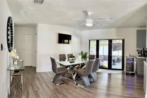 House in Miami, Florida 4 bedrooms, 163.88 sq.m. № 2065547 - photo 25