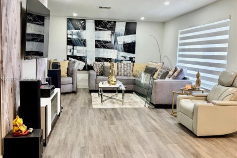 House in Miami, Florida 4 bedrooms, 163.88 sq.m. № 2065547 - photo 5