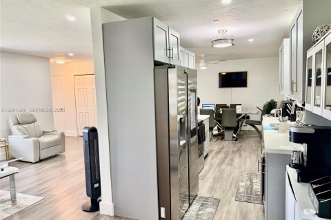 House in Miami, Florida 4 bedrooms, 163.88 sq.m. № 2065547 - photo 14