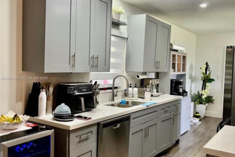 House in Miami, Florida 4 bedrooms, 163.88 sq.m. № 2065547 - photo 12