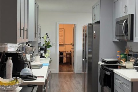 House in Miami, Florida 4 bedrooms, 163.88 sq.m. № 2065547 - photo 15