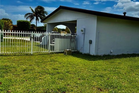 House in Miami, Florida 4 bedrooms, 163.88 sq.m. № 2065547 - photo 18