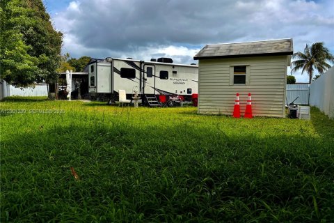 House in Miami, Florida 4 bedrooms, 163.88 sq.m. № 2065547 - photo 21