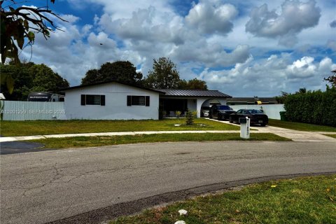 House in Miami, Florida 4 bedrooms, 163.88 sq.m. № 2065547 - photo 2