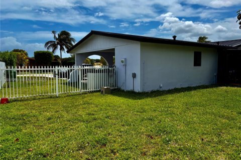 House in Miami, Florida 4 bedrooms, 163.88 sq.m. № 2065547 - photo 16