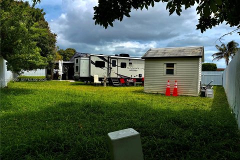 House in Miami, Florida 4 bedrooms, 163.88 sq.m. № 2065547 - photo 22