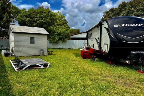 House in Miami, Florida 4 bedrooms, 163.88 sq.m. № 2065547 - photo 23