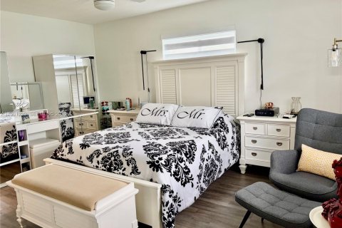 House in Miami, Florida 4 bedrooms, 163.88 sq.m. № 2065547 - photo 7