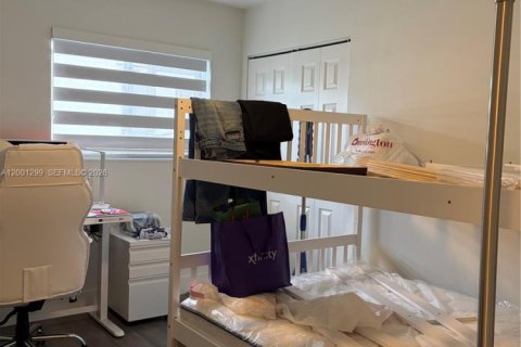 House in Miami, Florida 4 bedrooms, 163.88 sq.m. № 2065547 - photo 9