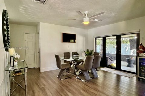 House in Miami, Florida 4 bedrooms, 163.88 sq.m. № 2065547 - photo 26