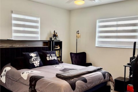 House in Miami, Florida 4 bedrooms, 163.88 sq.m. № 2065547 - photo 8