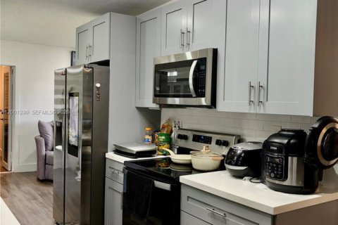 House in Miami, Florida 4 bedrooms, 163.88 sq.m. № 2065547 - photo 13