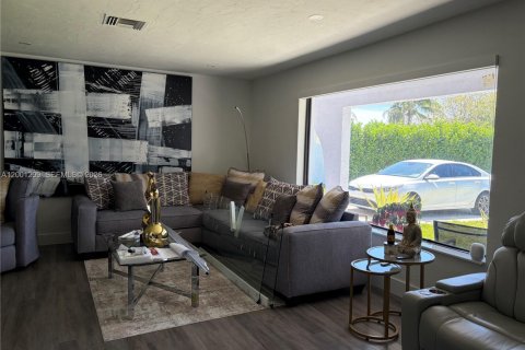 House in Miami, Florida 4 bedrooms, 163.88 sq.m. № 2065547 - photo 27