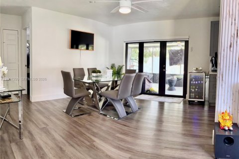 House in Miami, Florida 4 bedrooms, 163.88 sq.m. № 2065547 - photo 24