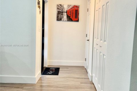 House in Miami, Florida 4 bedrooms, 163.88 sq.m. № 2065547 - photo 10