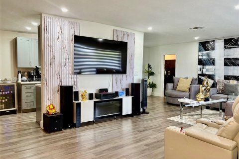 House in Miami, Florida 4 bedrooms, 163.88 sq.m. № 2065547 - photo 6