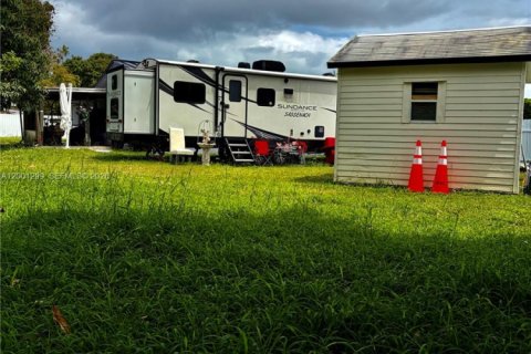 House in Miami, Florida 4 bedrooms, 163.88 sq.m. № 2065547 - photo 20