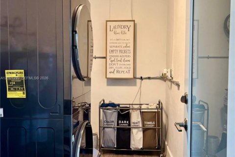 House in Miami, Florida 4 bedrooms, 163.88 sq.m. № 2065547 - photo 11