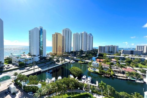 Снять в аренду кондоминиум в Санни-Айлс-Бич, Флорида 3 спальни, 217.39м2, № 2004997 - фото 2