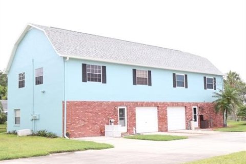 Condo in New Port Richey, Florida, 2 bedrooms № 2104528 - photo 2