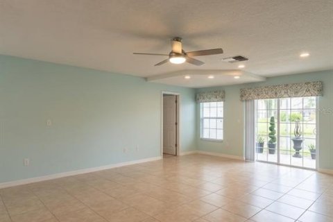 Condo in New Port Richey, Florida, 2 bedrooms № 2104528 - photo 3