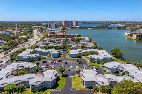Condo in Miami, Florida, 2 bedrooms № 1989571 - photo 19