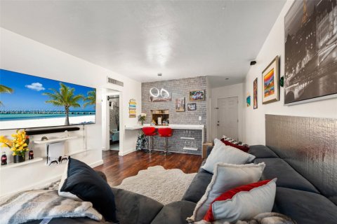 Condo in Miami, Florida, 2 bedrooms № 1989571 - photo 4
