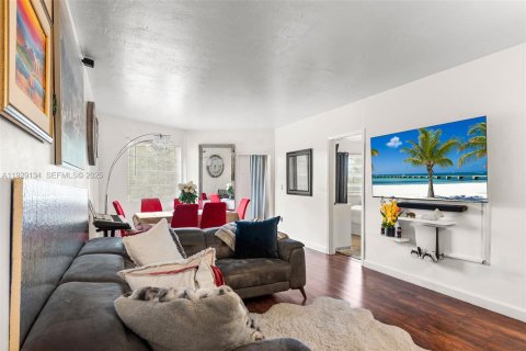 Condo in Miami, Florida, 2 bedrooms № 1989571 - photo 2