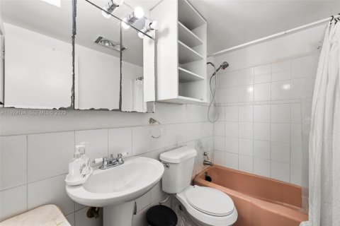 Condo in Miami, Florida, 2 bedrooms № 1989571 - photo 9